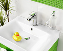 Aranżacje łazienek z wyrazistą, soczystą zielenią 